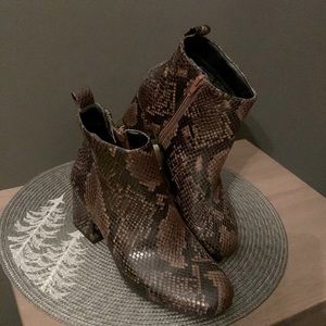 Time & Tru Memory Form 👢boots, faux snake skin, size 7